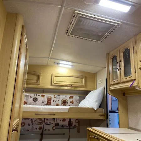 مكان تخييم Sunny House Caravans سوزوبول