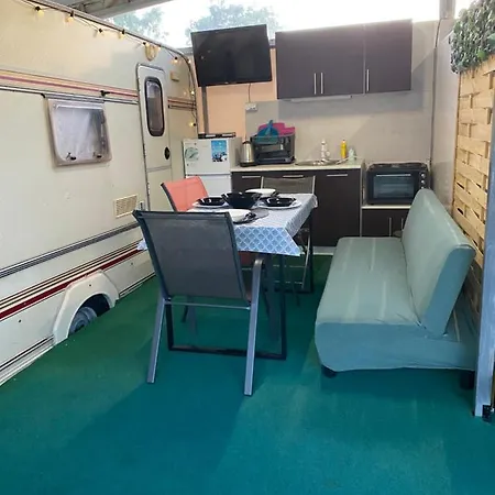 مكان تخييم Sunny House Caravans سوزوبول