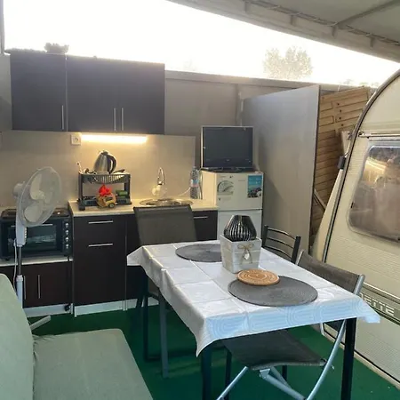 Sunny House Caravans مكان تخييم